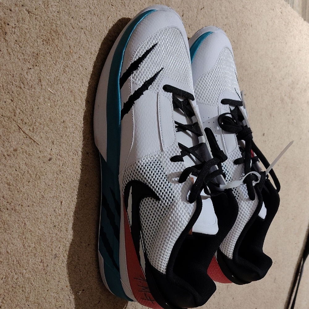 Nike White and Black Athletic Shoes with Cushioned Midsole